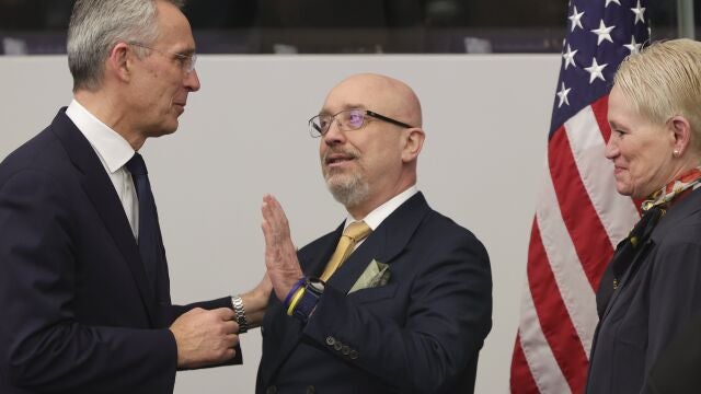 El secretario general de la OTAN, Jens Stoltenberg, conversa con el ministro de Defensa de Ucrania, Oleksii Reznikov, en la reunión de Bruselas