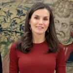 La Reina Letizia con pantalones de piel. 