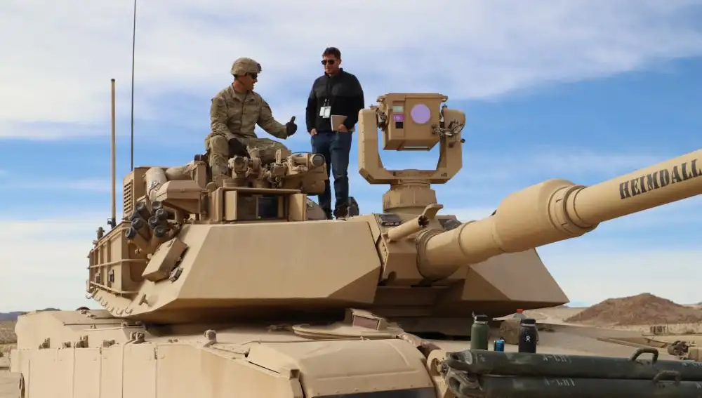 Un soldado y un civil en el tanque M1 Abrams durante las maniobras del pasado noviembre.