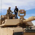 Un soldado y un civil en el tanque M1 Abrams durante las maniobras del pasado noviembre. 