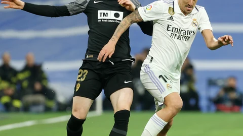 Ceballos se lleva un balón en el Real Madrid-Elche