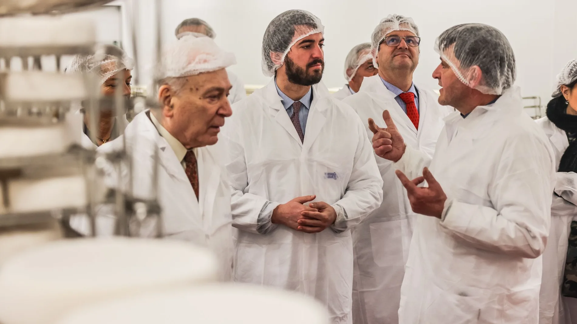 El vicepresidente García-Gallardo y el consejero Gerardo Dueñas, durante su visita a las instalaciones de Industrias Lácteas Asturianas (ILAS) "Reny Picot" en Fresno de la Ribera (Zamora)