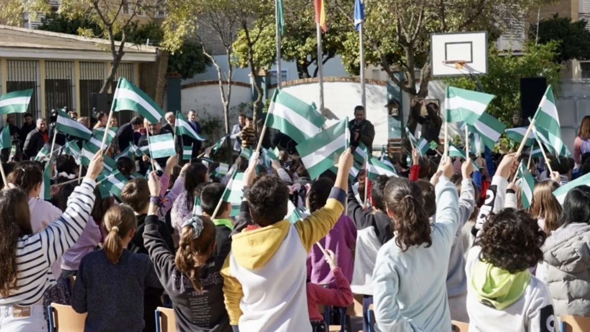 Niños celebrando el Día de Andalucía