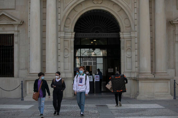 Varios estudiantes en una de las entradas del edificio del Rectorado de la Universidad de Sevilla