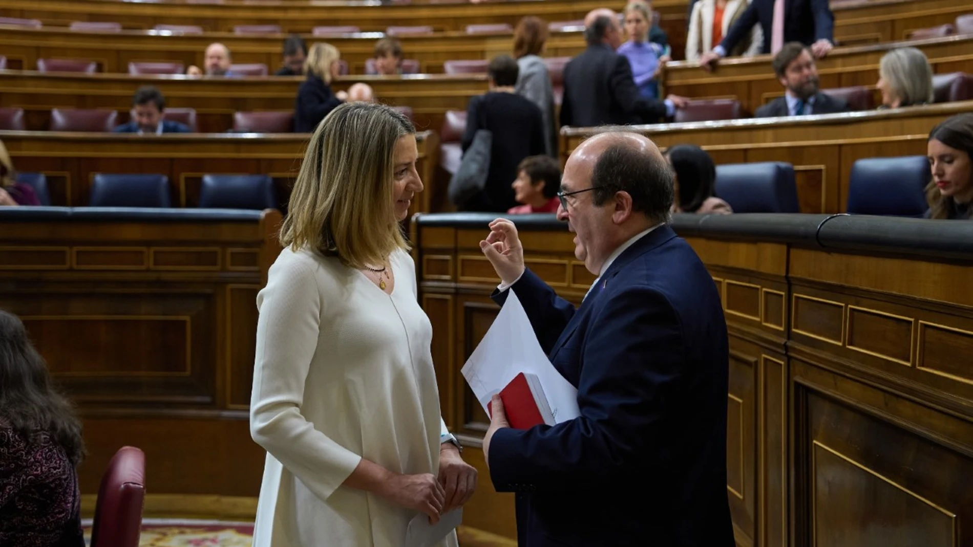 La candidata del PP a la Alcaldía de Ávila, Alicia García, mantiene un encuentro con el ministro Iceta, en el Congreso de los Diputados