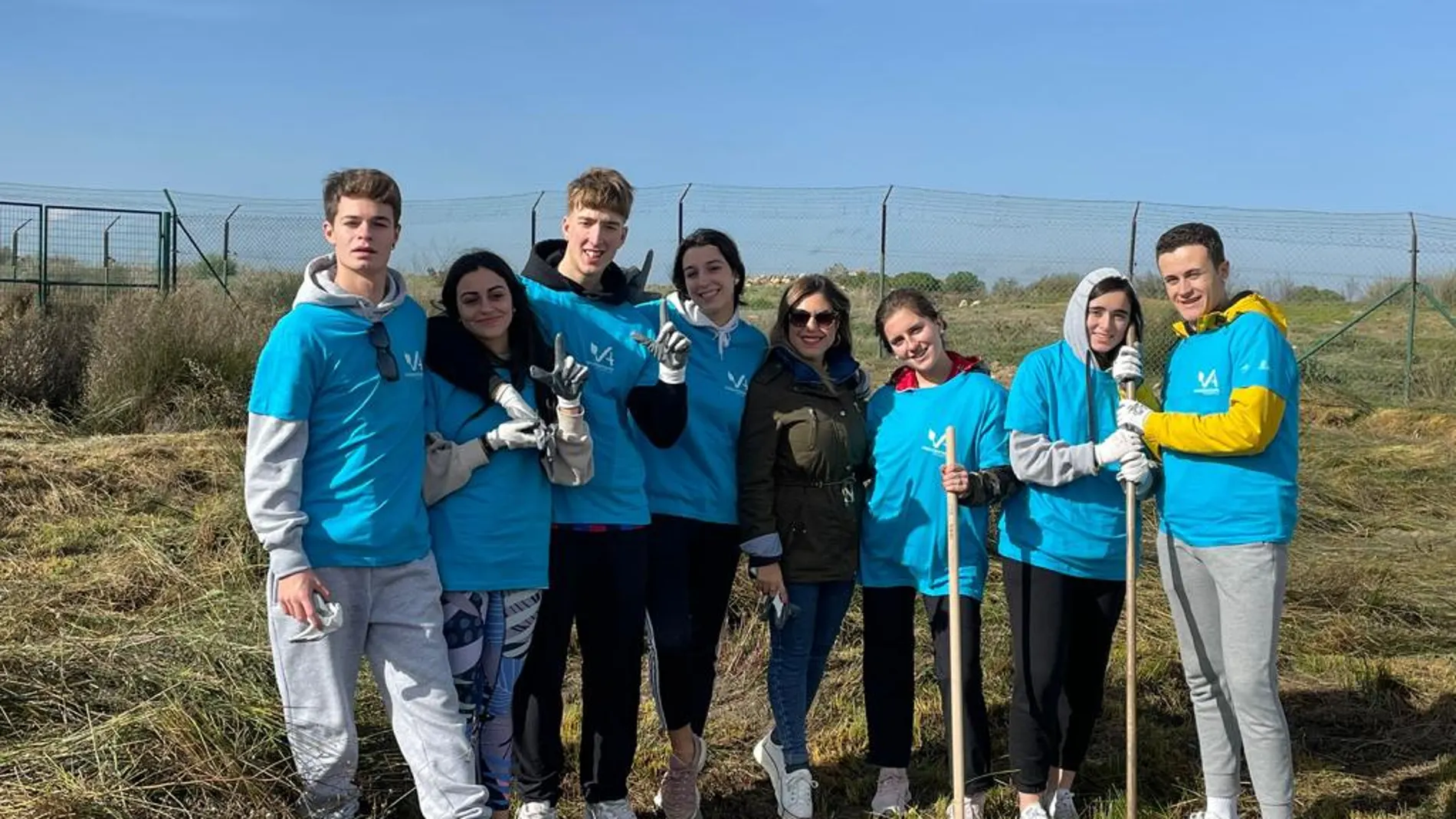 La directora de Juventud de la Junta de Castilla y León, Estela López, junto a un grupo de participantes en el programa