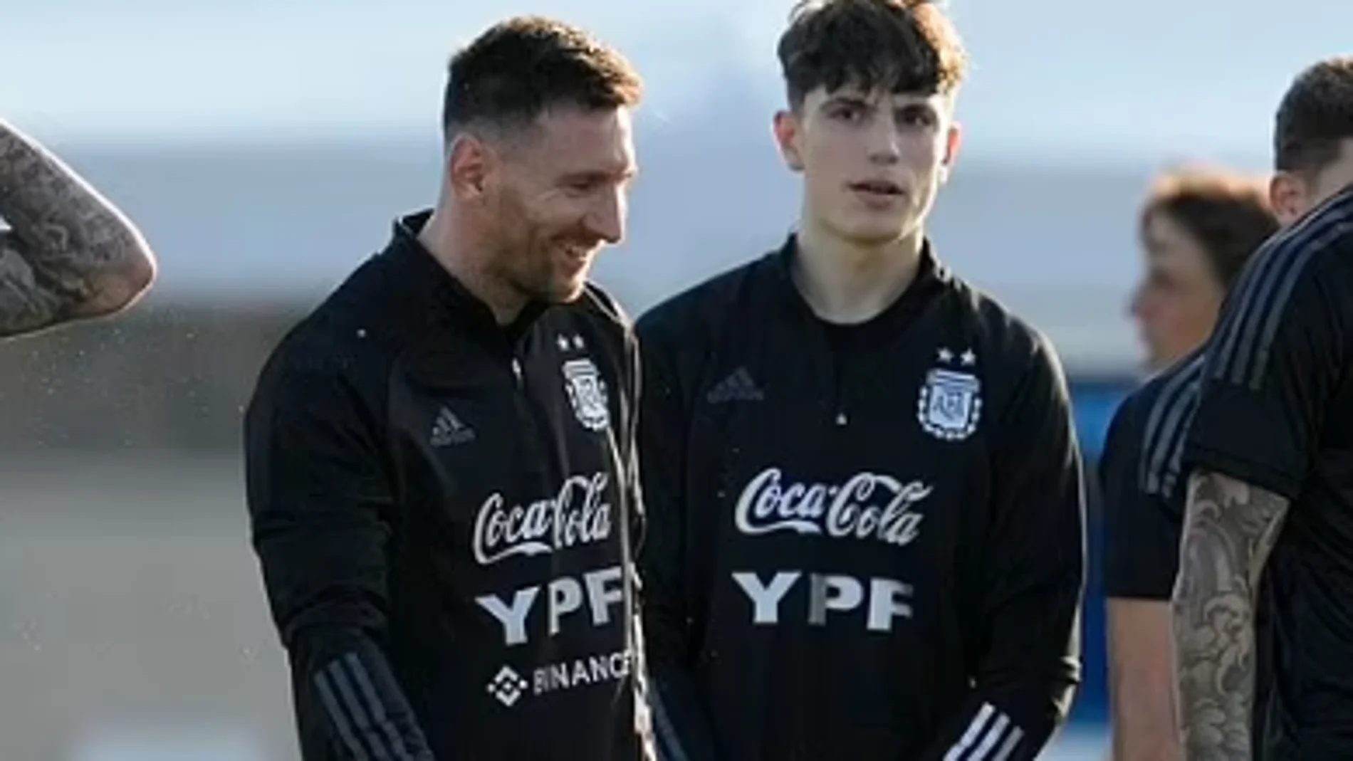 Alejandro Garnacho, junto a Leo Messi