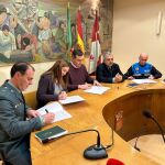 La delegada del Gobierno en Castilla y León, Virginia Barcones, y el alcalde de Briviesca (Burgos), Álvaro Morales, suscriben el acuerdo