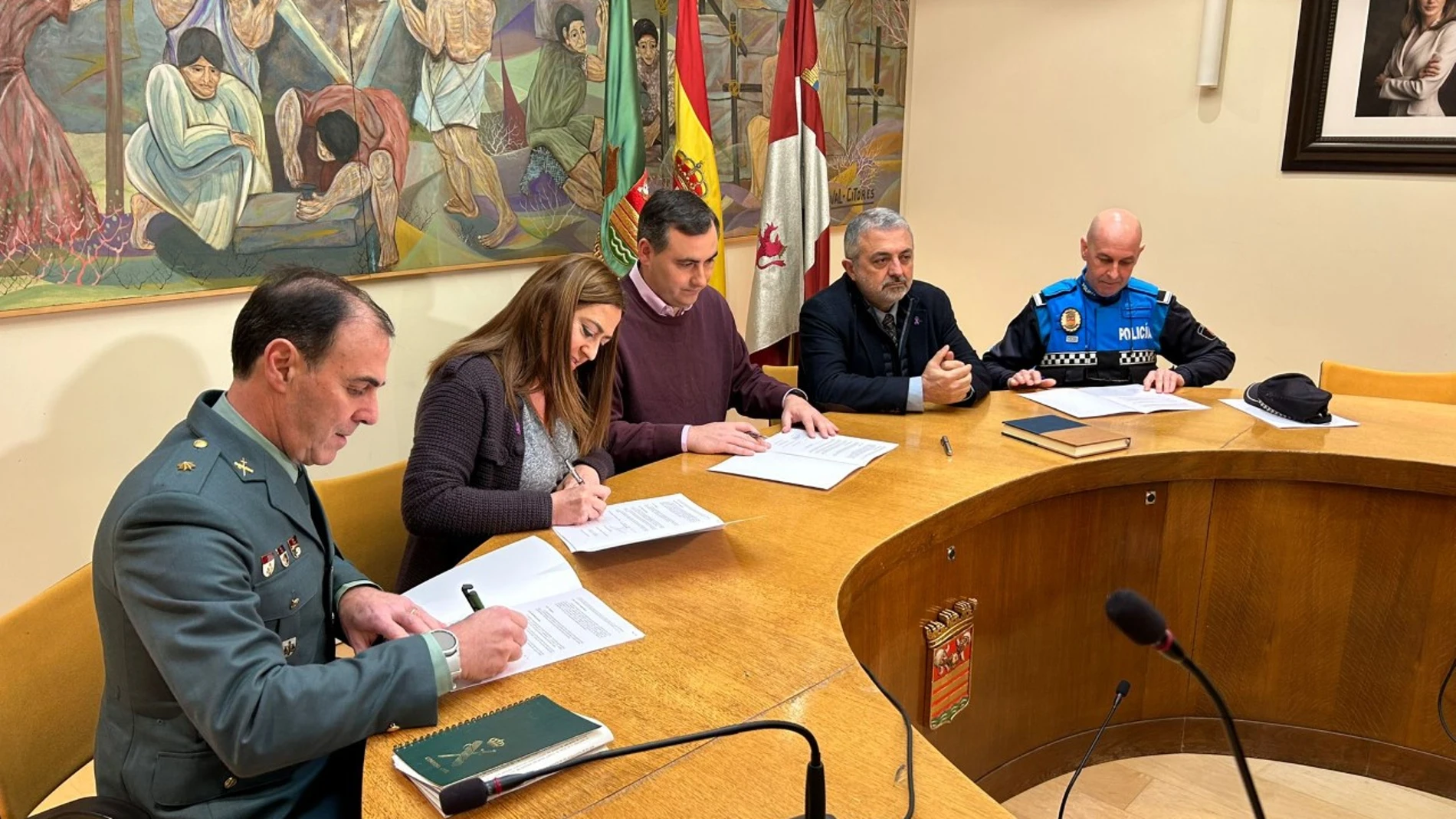 La delegada del Gobierno en Castilla y León, Virginia Barcones, y el alcalde de Briviesca (Burgos), Álvaro Morales, suscriben el acuerdo