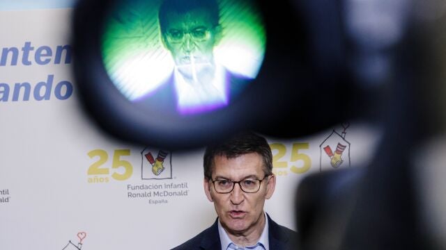 El presidente del Partido Popular, Alberto Núñez Feijóo, interviene durante su visita a la Casa Ronald McDonald, a 15 de febrero de 2023, en Madrid (España).
