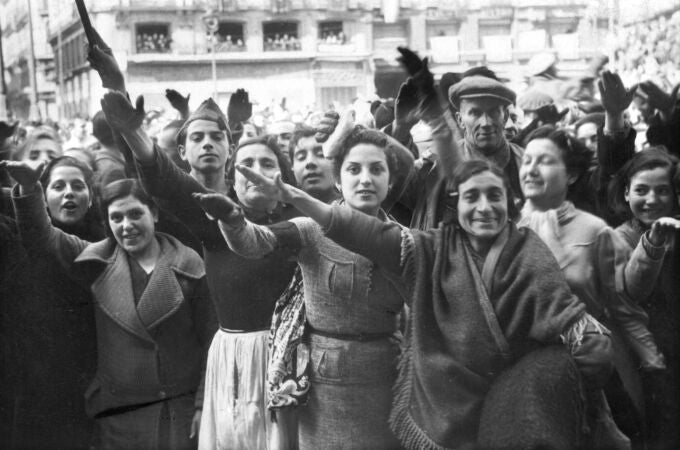 Población saludando a las tropas en tiempos de la guerra civil española