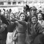 Población saludando a las tropas en tiempos de la guerra civil española