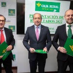 El director general de Caja Rural, Cipriano García Rodríguez, presenta el balance de la entidad del año 2022. Junto a él, el director de Comunicación de Caja Rural, Narciso Prieto (I) y el jefe de zona, Alejandro Hidalgo (D)