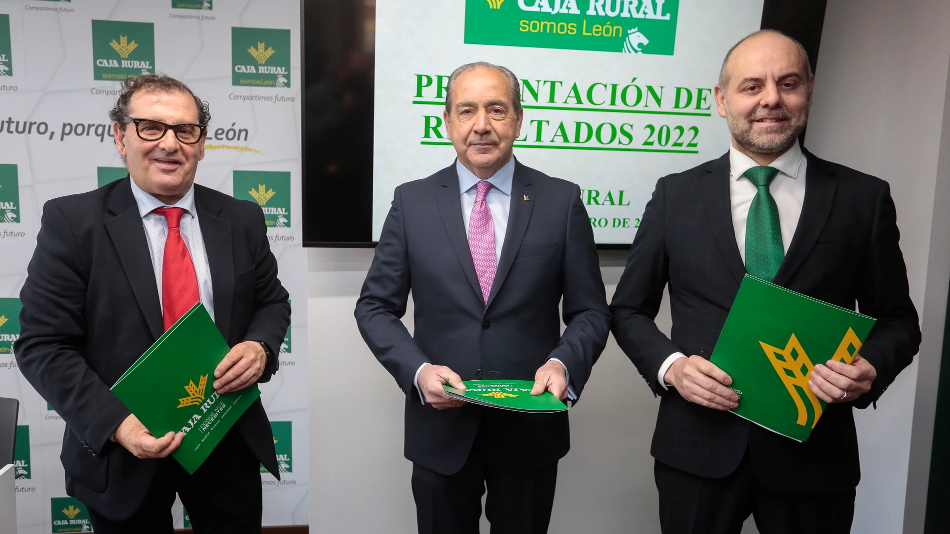 El director general de Caja Rural, Cipriano García Rodríguez, presenta el balance de la entidad del año 2022. Junto a él, el director de Comunicación de Caja Rural, Narciso Prieto (I) y el jefe de zona, Alejandro Hidalgo (D)