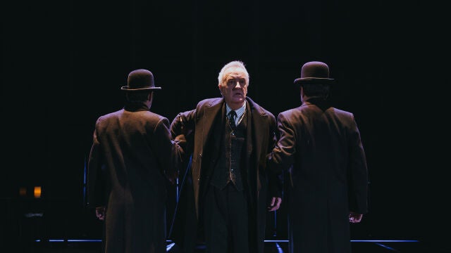 Erenesto Caballero ha encomendado a Carlos Hipólito (en el centro) el papel central de la novela de Franz Kafka, Josef K.
