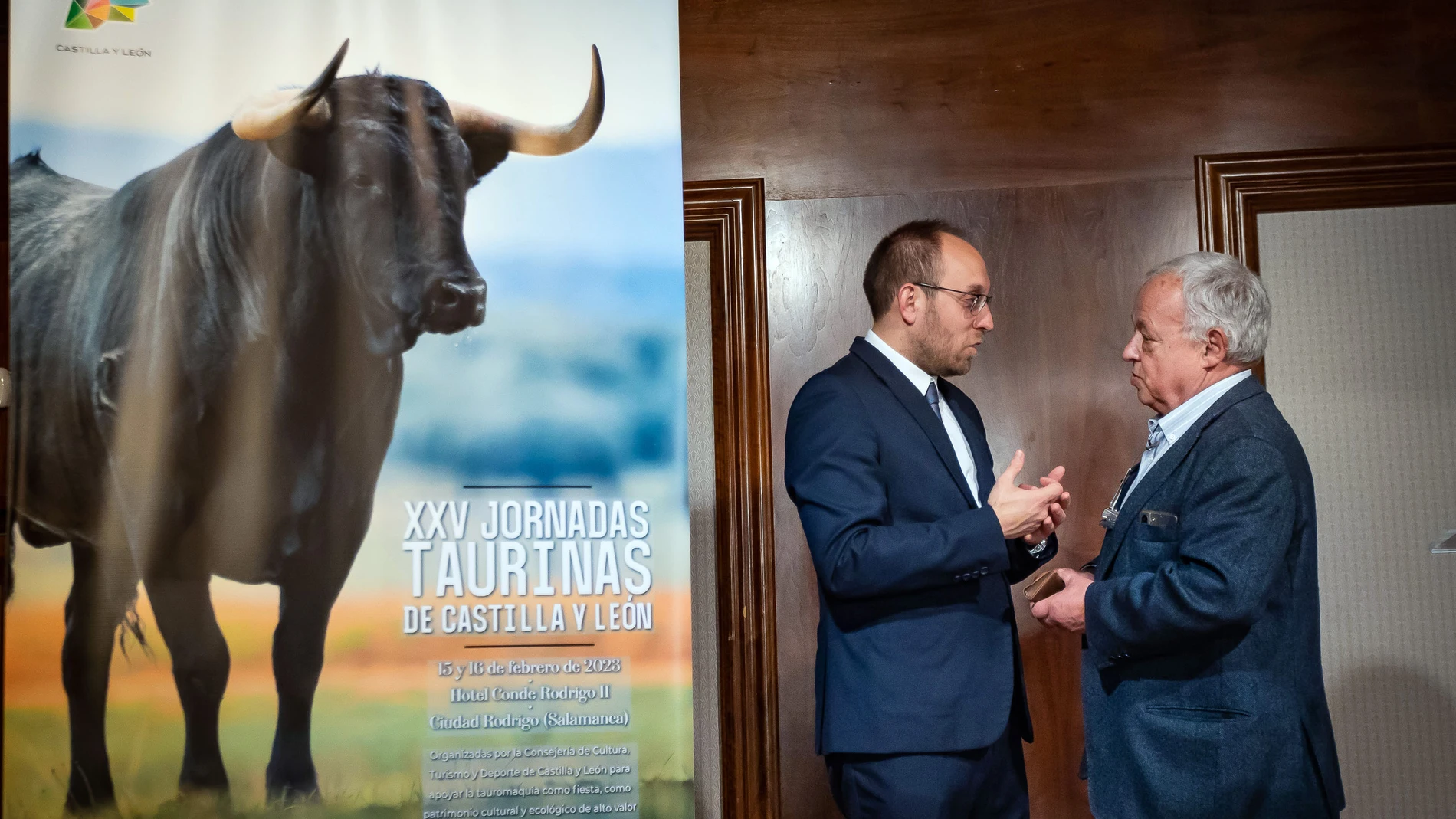 El consejero de Cultura, Turismo y Deporte, Gonzalo Santonja, conversa con el alcalde de Ciudad Rodrigo, Marcos Iglesias, antes de inaugurar las jornadas