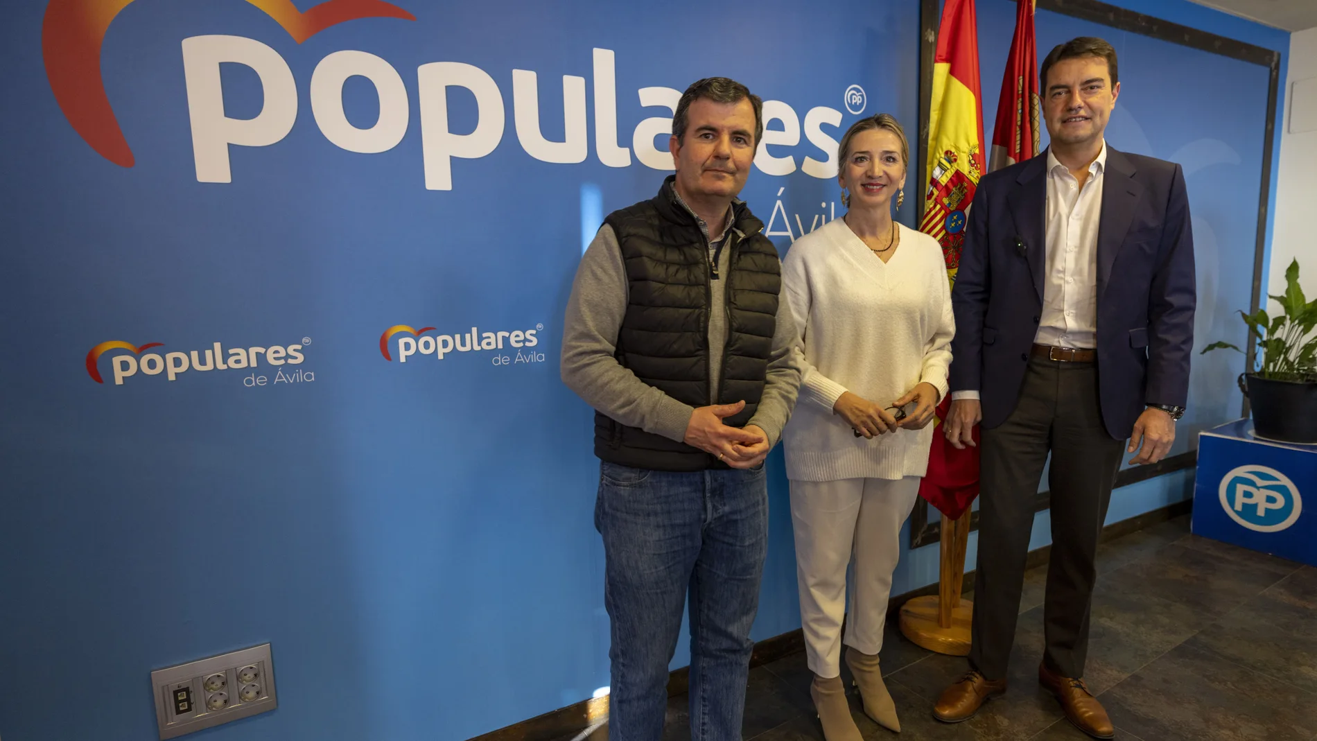 Ángel Ibáñez, antes de la reunión, junto a los abulenses Juan Pablo Martín y Alicia García