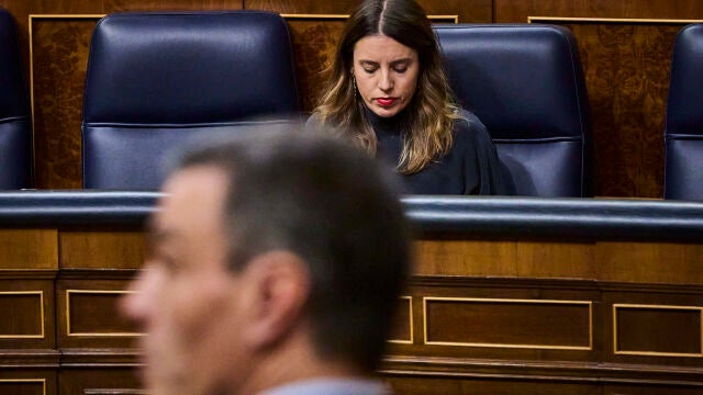 Irene Montero, Ministra de Igualdad y el presidente del gobierno, Pedro Sánchez, durante la sesión de control al gobierno en el Congreso de los Diputados.