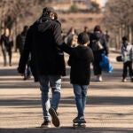 Niños y padres juegan en el Retiro con los regalos de los Reyes Magos