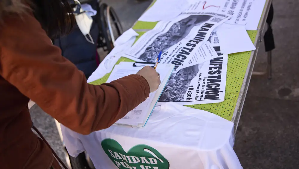 Una mujer firma para solicitar más médicos en el Centro de Salud de Abrantes, a 16 de febrero de 2023, en Madrid (España)