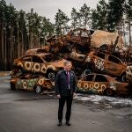 El líder laborista británico, Keir Starmer, visita un cementerio de automóviles en Irpin, cerca de Kyiv 