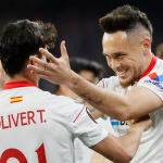 Óliver y Ocampos se abrazan tras un gol del Sevilla