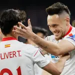 Óliver y Ocampos se abrazan tras un gol del Sevilla