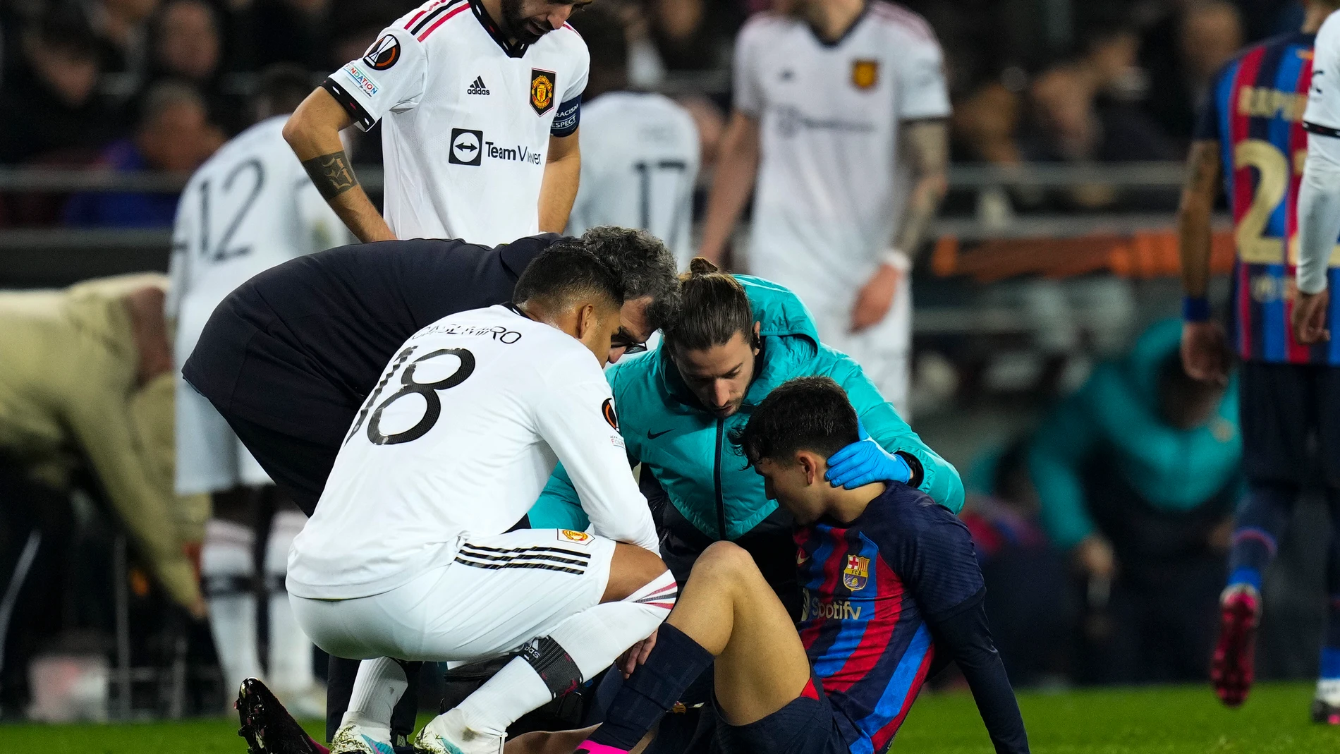 BARCELONA, 16/02/2023.- El centrocampista del Barcelona Pedri cae lesionado durante el encuentro de ida de la ronda preliminar de UEFA Liga Europa entre FC Barcelona y Manchester United, este jueves en el estadio Spotify Camp Nou en Barcelona. EFE/ Siu Wu 