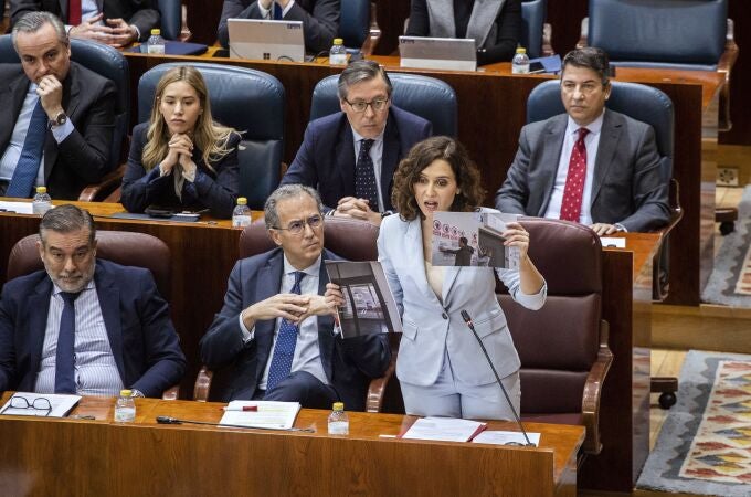 La presidenta de la Comunidad de Madrid, Isabel Díaz Ayuso, interviene durante un pleno en la Asamblea de Madrid, a 16 de febrero de 2023, en Madrid (España). Esta sesión plenaria tiene lugar un día después de que el Gobierno regional se reuniese con el comité de huelga de los sindicatos de médicos y pediatras sin llegar a ningún acuerdo y tras la multitudinaria manifestación a favor de la sanidad pública del pasado 12 de febrero.