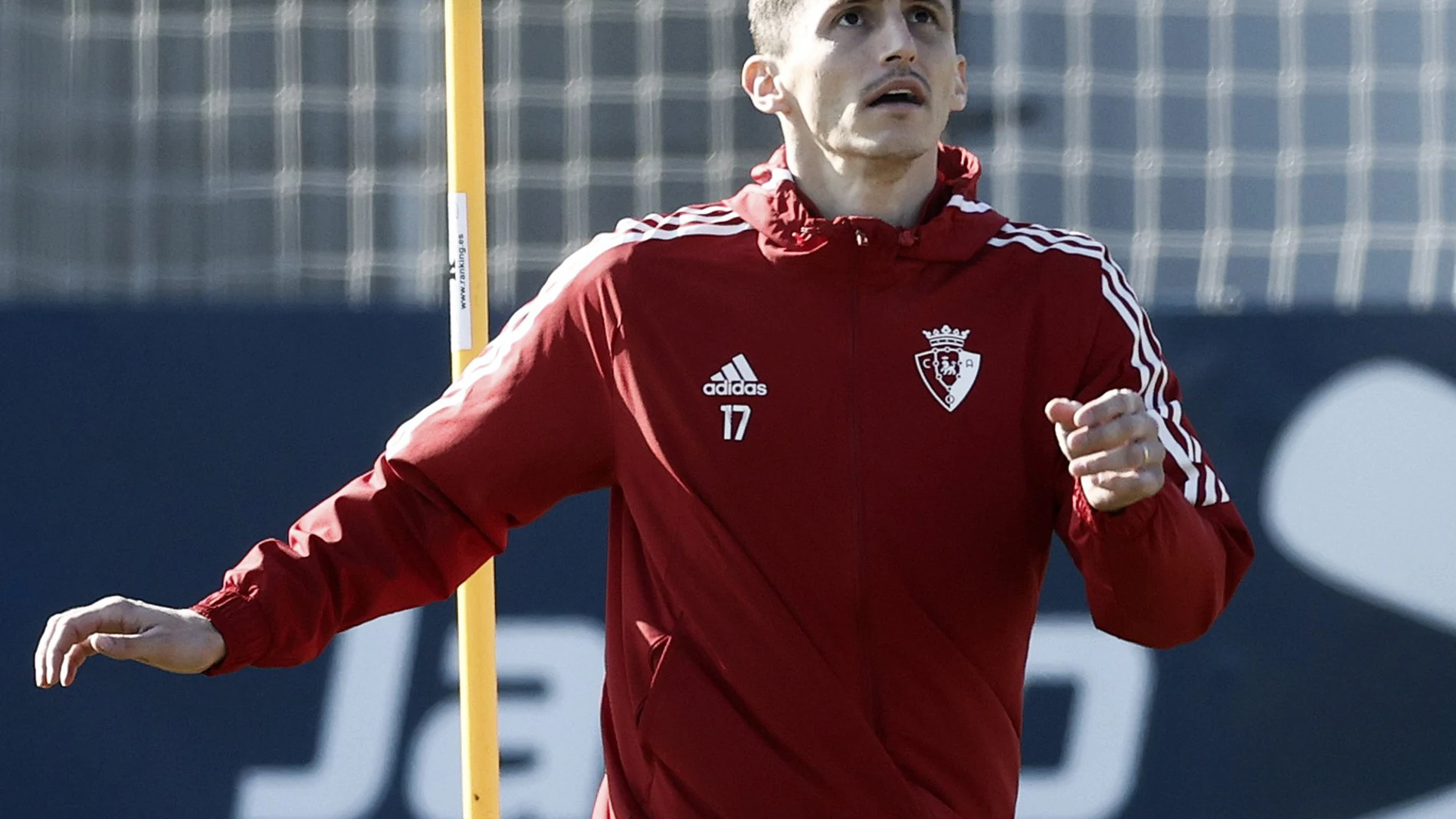 El delantero bosnio de Osasuna Ante Budimir durante el entrenamiento del equipo rojillo este jueves en las instalaciones de Tajonar donde preparan el enfrentamiento de este próximo sábado frente al Real Madrid en el Estadio de El Sadar. 