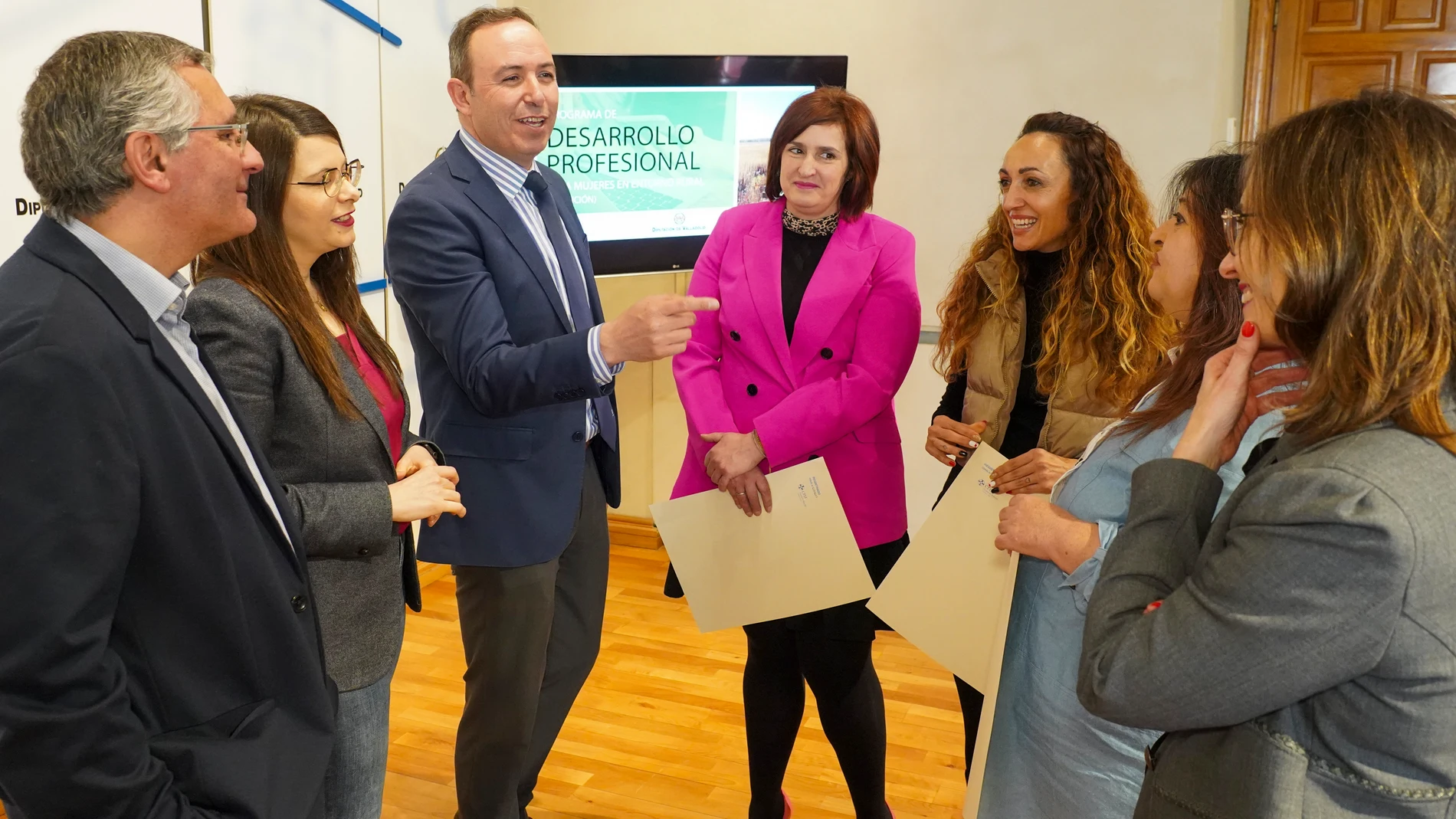 El vicepresidente primero de la Diputación de Valladolid, Víctor Alonso, el director de la Escuela de Negocios CEU Castilla y León, Manuel Perucho, y la directora académica del programa, María González