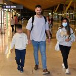 Asraf Beno, Isa Pantoja y su hijo en el aeropuerto