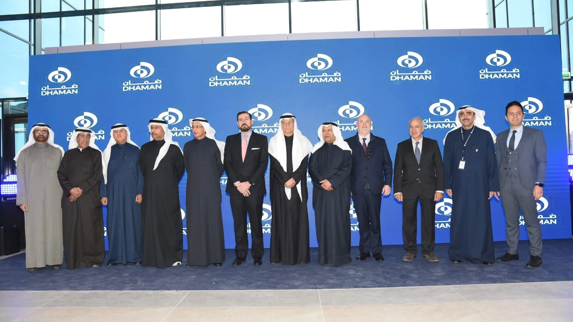 Inauguración del hospital Kuwait con Alberto de Rosa, el cuarto por la derecha