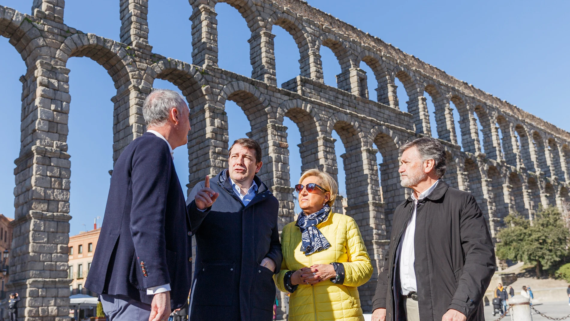El presidente Alfonso Fernández Mañueco conversa a los pies del Acueducto de Segovia con José Mazarías, Paloma Sánz y Francisco Vázquez