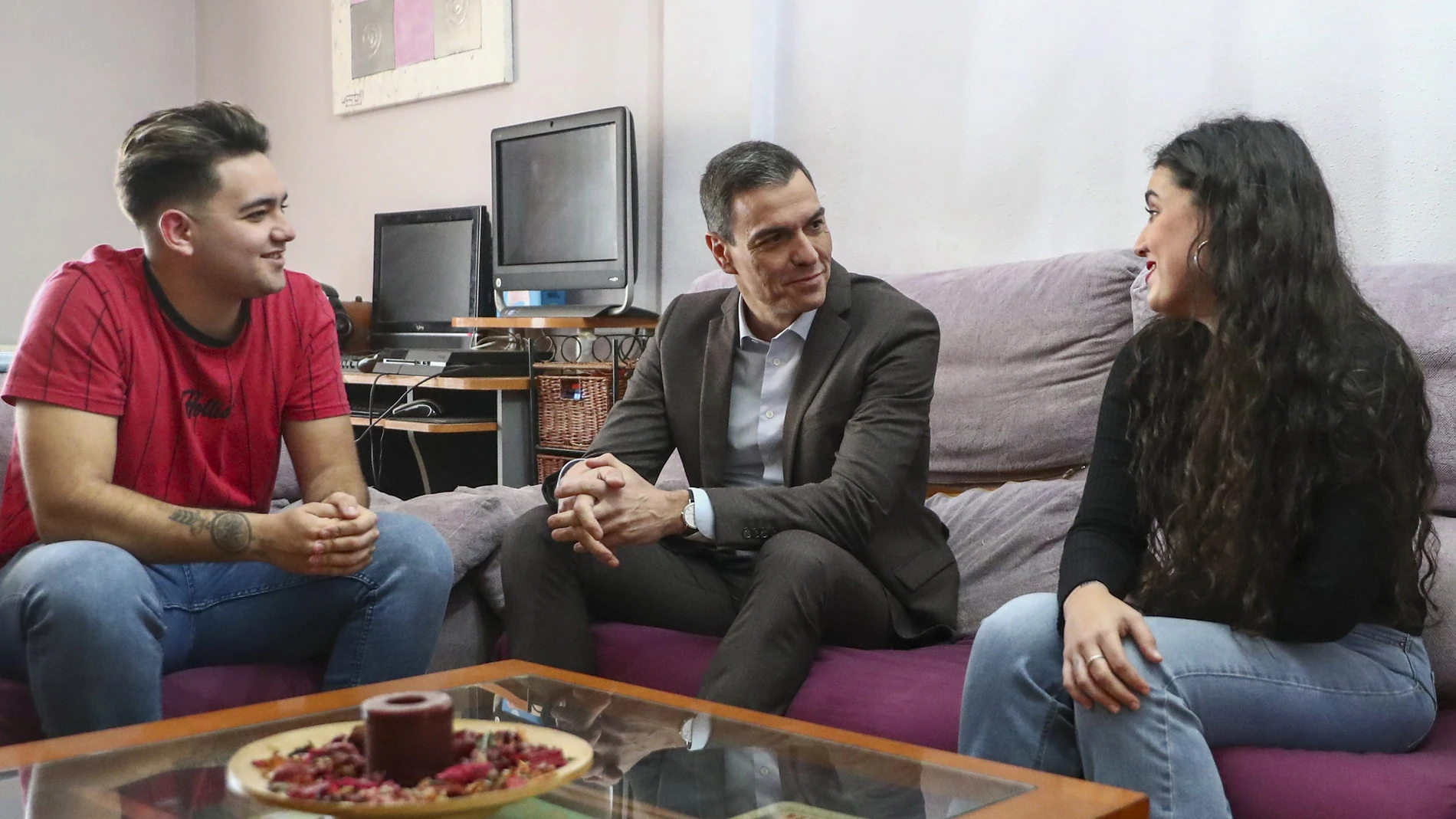El presidente del Gobierno, Pedro Sánchez (c), ha mantenido hoy lunes un encuentro con dos jóvenes perceptores del salario mínimo interprofesional (SMI) en Parla. 