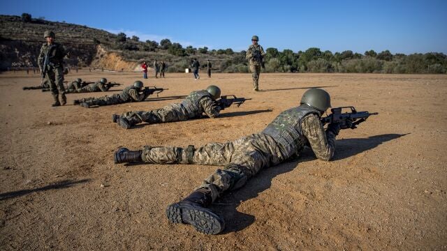  Los doscientos jóvenes ucranianos que han recibido formación militar por parte del Ejército español en la Academia de Infantería de Toledo finalizan este jueves sus cinco semanas de instrucción básica, listos para integrarse en las fuerzas armadas de su país y con la moral alta, convencidos de que la victoria será suya. La Agencia EFE ha presenciado unas horas de la formación que reciben estos jóvenes ucranianos, con una media de edad de 24 años, aunque la mayoría no supera la veintena, todos ellos sin formación militar previa y que han firmado un contrato de tres años con el ejército ucraniano, con independencia de cuándo finalice la guerra.