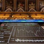 Economía/Finanzas.- El Ibex suaviza su caída hacia la media sesión y recupera los 9.300 puntos
