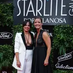 La presentadora María Casado (d) y su pareja Martina Di Rosso (i) posan a su llegada a la gala benéfica de Starlite