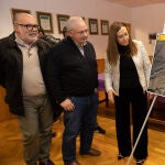La delegada del Gobierno en Castilla y León, Virginia Barcones; el alcalde de Cabrejas del Pinar, Fidel Soria y el subdelegado del Gobierno durante la presentación