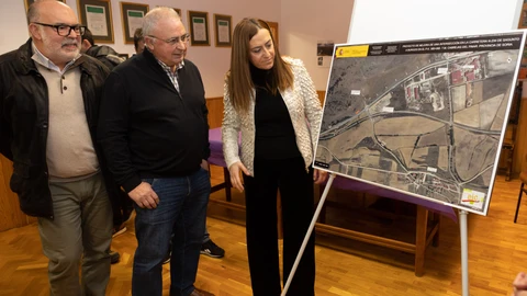 La delegada del Gobierno en Castilla y León, Virginia Barcones; el alcalde de Cabrejas del Pinar, Fidel Soria y el subdelegado del Gobierno durante la presentación