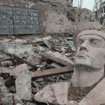 Los restos de un estatua en la destruida acería Azovstal en Mariupol