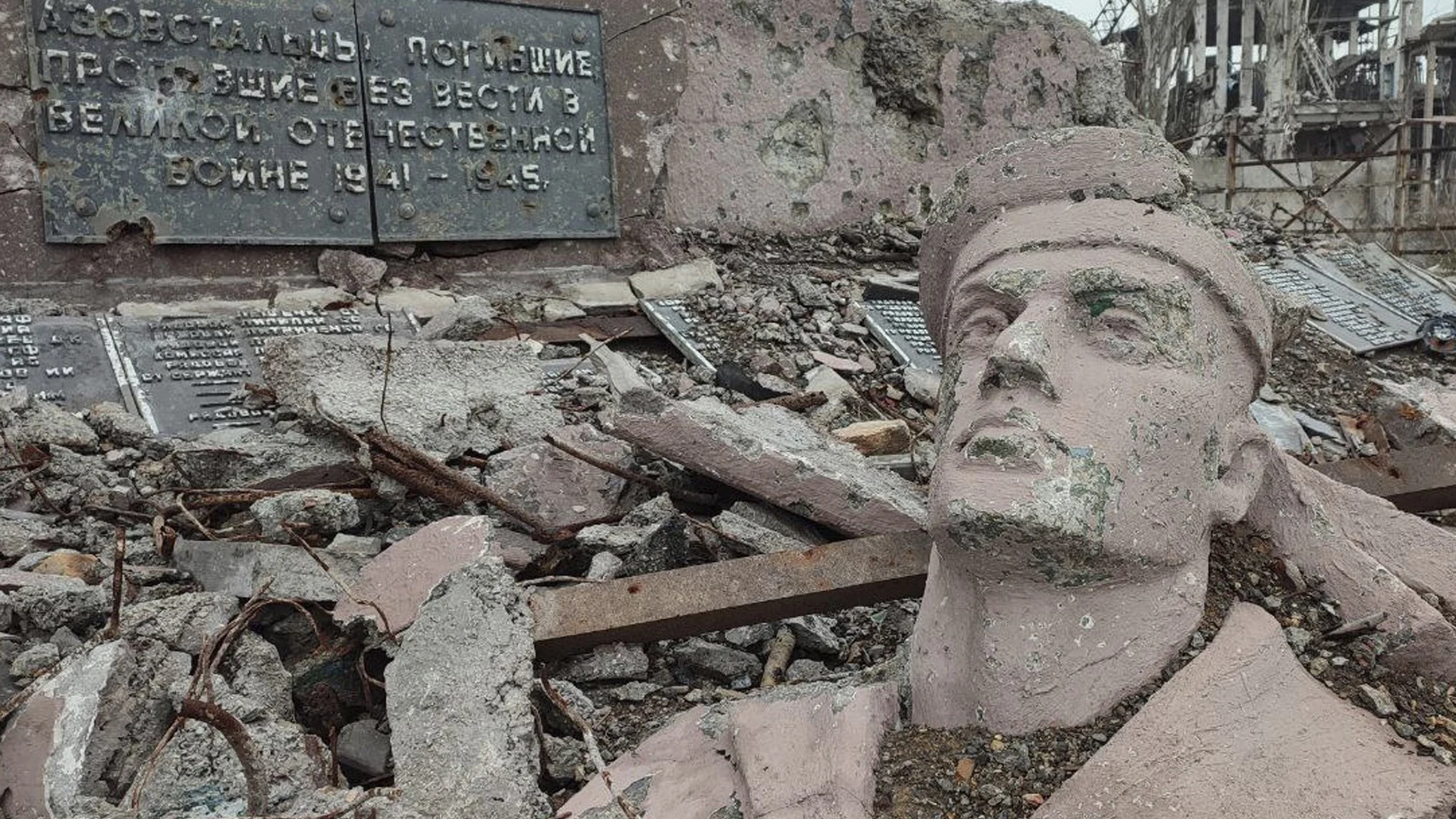 Los restos de un estatua en la destruida acería Azovstal en Mariupol