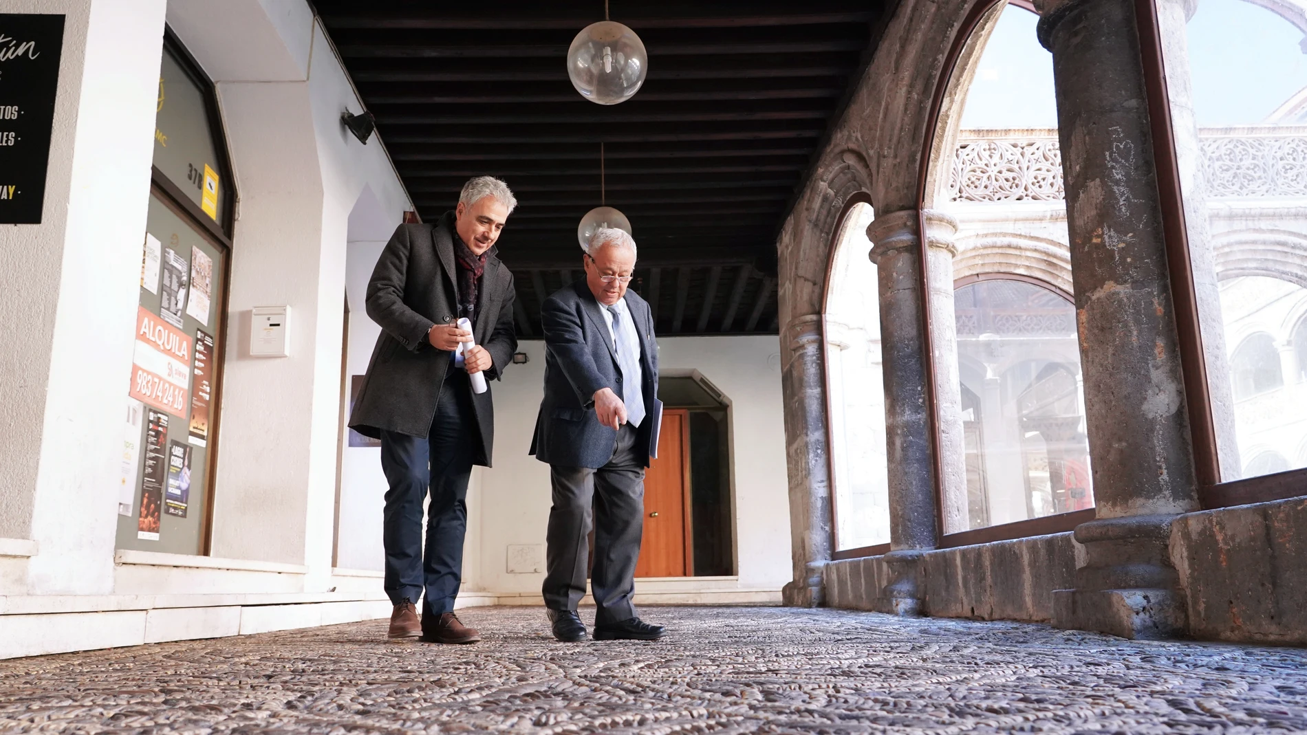 El consejero de Cultura, Turismo y Deporte, Gonzalo Santonja, presenta la restauración del pavimento de la planta baja del claustro del Convento de Santa Cruz de Comendadores de Santiago