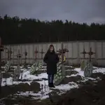 Una joven ucraniana acude al cementerio de Bucha, escenario de una de las mayores matanzas del Ejército ruso durante el primer año de invasión