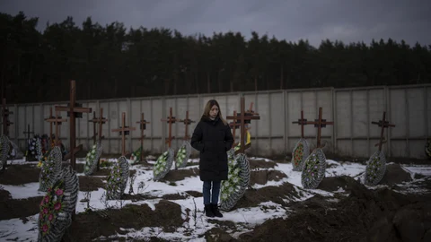 Una joven ucraniana acude al cementerio de Bucha, escenario de una de las mayores matanzas del Ejército ruso durante el primer año de invasión