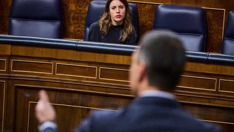 Irene Montero, Ministra de Igualdad y el presidente del gobierno, Pedro Sánchez, durante la sesión de control al gobierno en el Congreso de los Diputados.