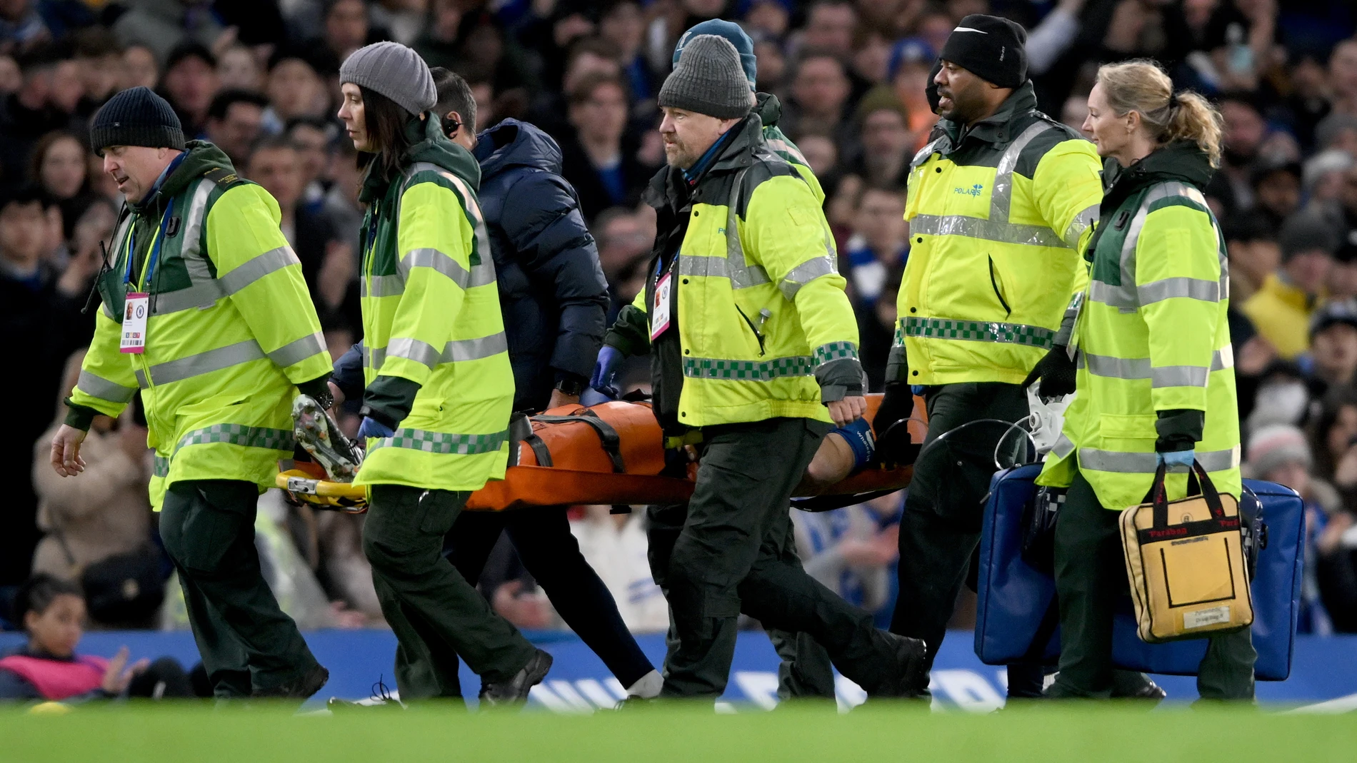 London (United Kingdom), 18/02/2023.- Cesar Azpilicueta of Chelsea is stretchered off during the English Premier League soccer match between Chelsea FC and Southampton FC in London, Britain, 18 February 2023. (Reino Unido, Londres) EFE/EPA/Daniel Hambury EDITORIAL USE ONLY. No use with unauthorized audio, video, data, fixture lists, club/league logos or 'live' services. Online in-match use limited to 120 images, no video emulation. No use in betting, games or single club/league/player publications 