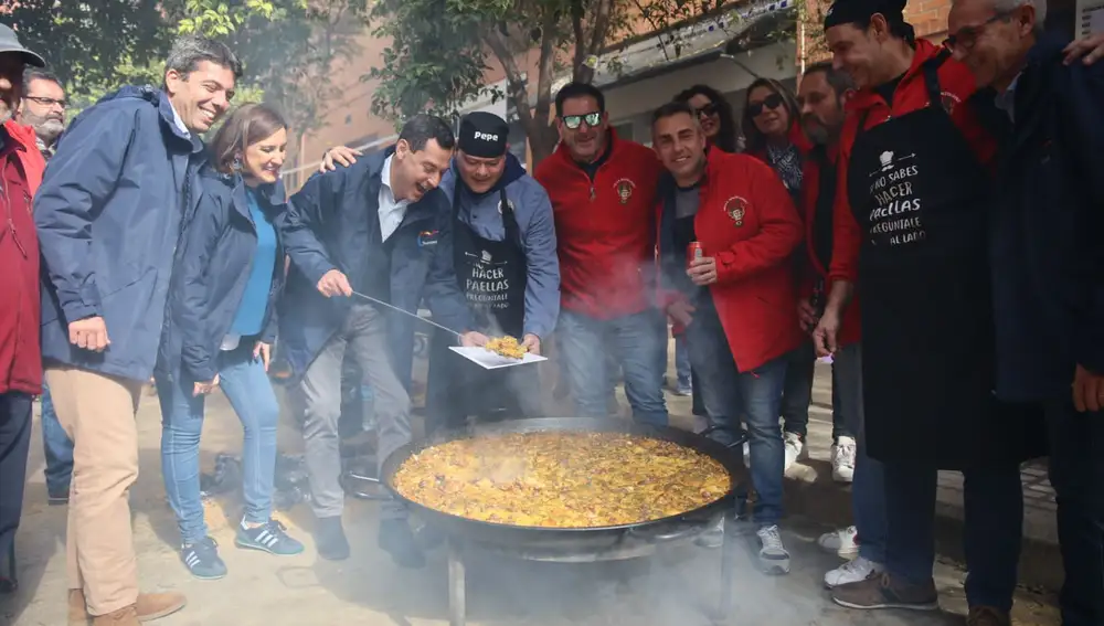 Moreno Bonilla sirve un plato de paella cocina en la Falla Camins del Grau