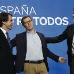 El líder del PP, Alberto Núñez Feijóo (c), en Valencia en un acto de precampaña electoral en forma de Intermunicipal, con los expresidentes del Gobierno José María Aznar (i) y Mariano Rajoy (d).