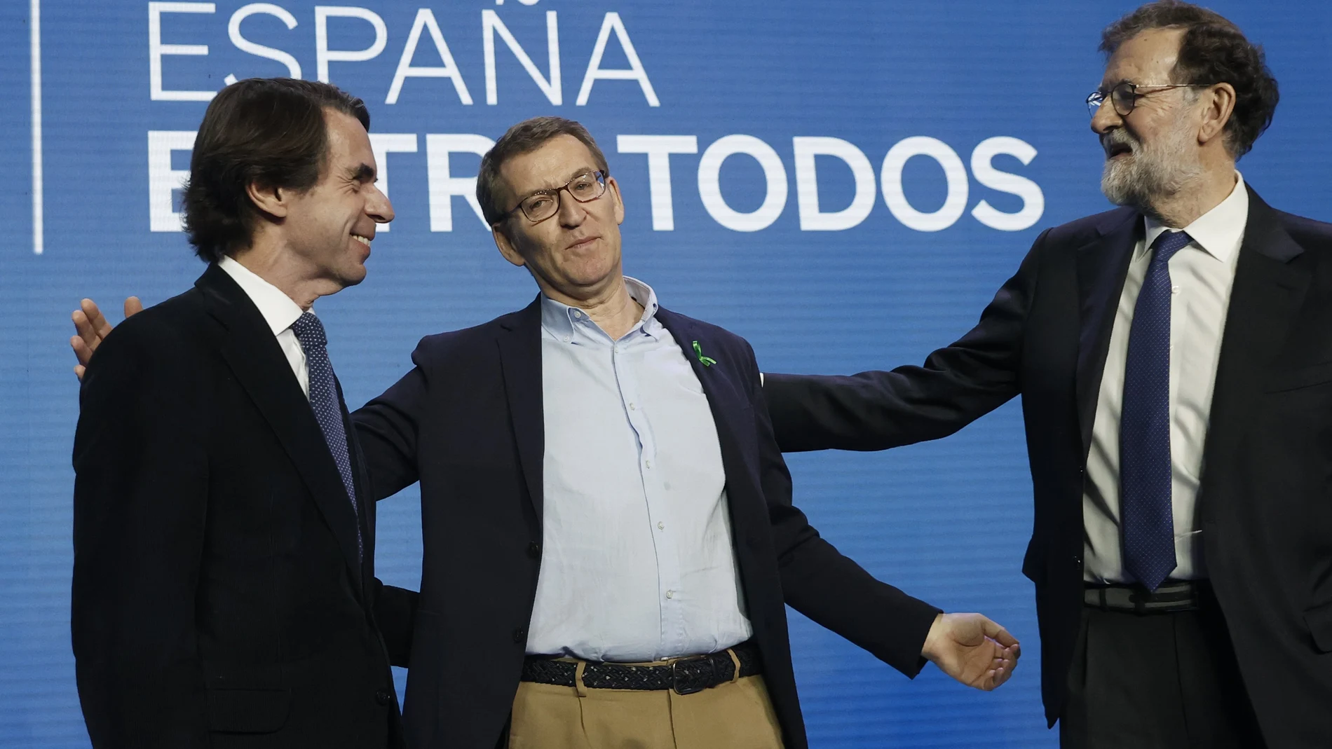 El líder del PP, Alberto Núñez Feijóo (c), en Valencia en un acto de precampaña electoral en forma de Intermunicipal, con los expresidentes del Gobierno José María Aznar (i) y Mariano Rajoy (d).